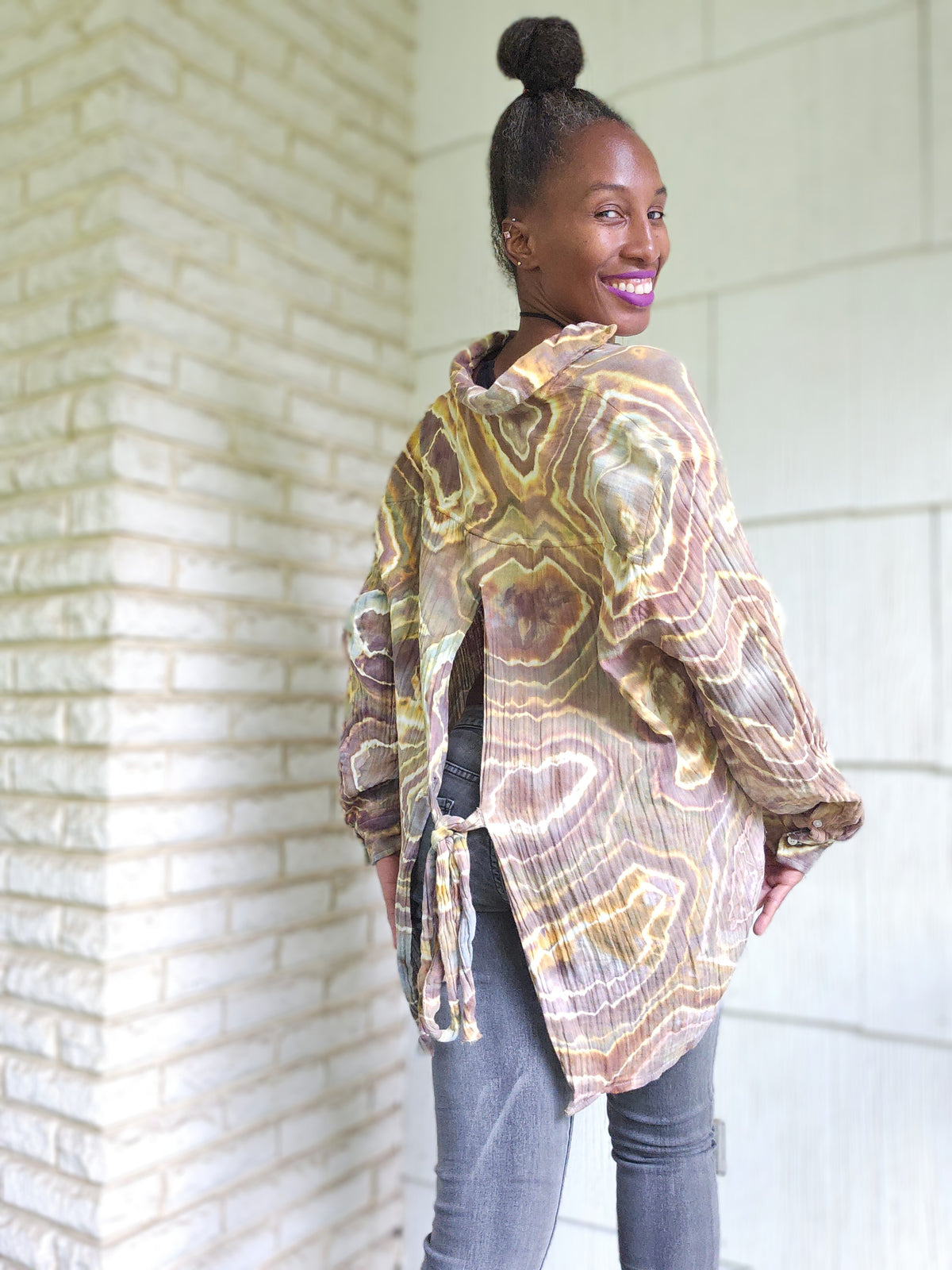 Medium cotton gauze dutton-down long sleeve with open tie back